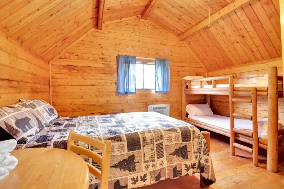 Rustic Cabin With Pool Access Μπλούμινγκτον Εξωτερικό φωτογραφία
