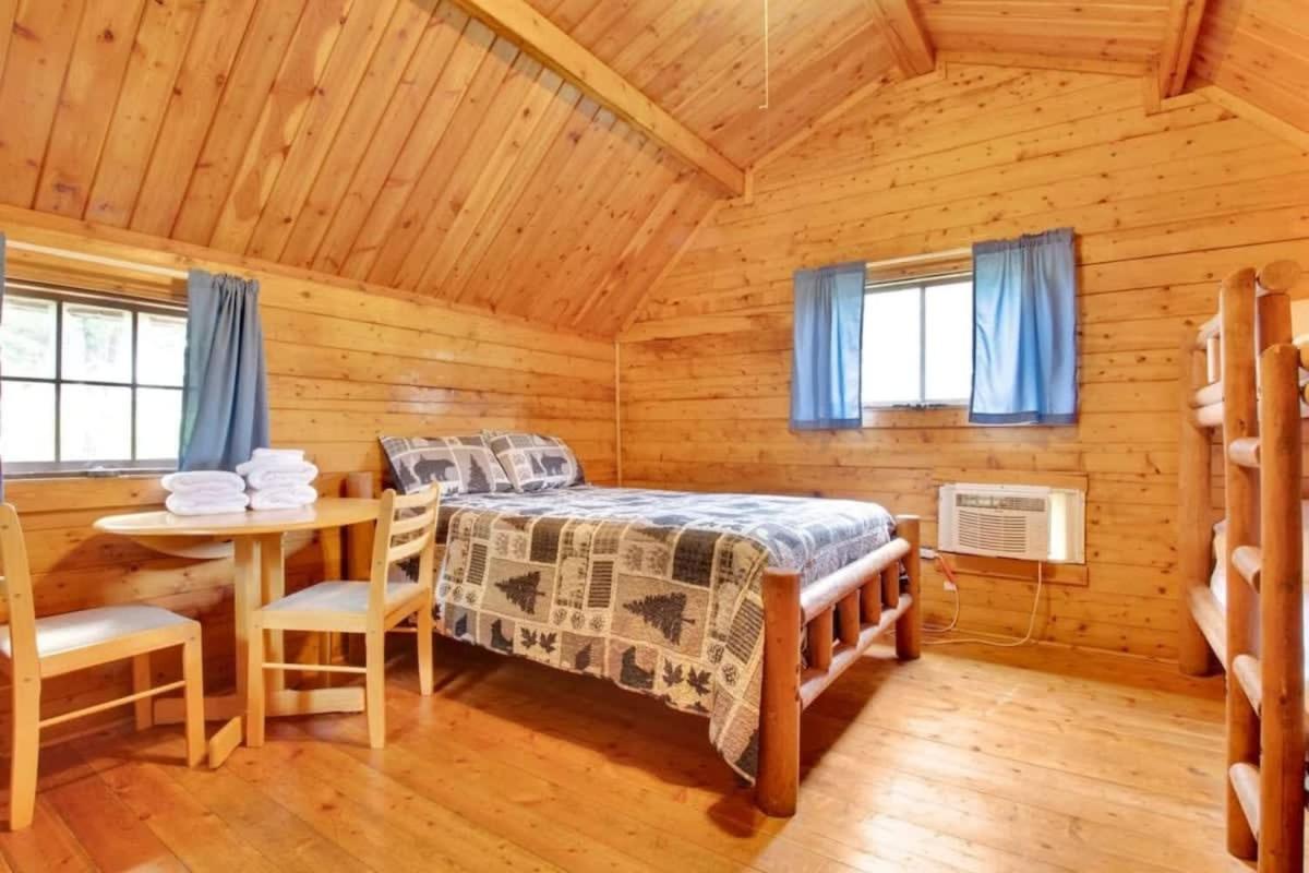 Rustic Cabin With Pool Access Μπλούμινγκτον Εξωτερικό φωτογραφία